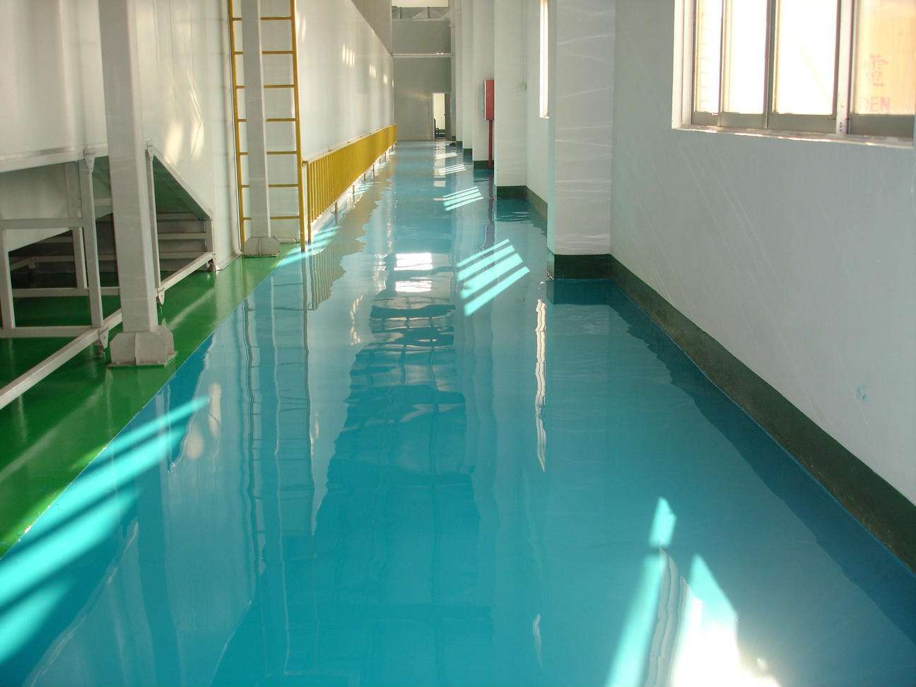 選購水性環(huán)氧地坪漆時，不能單單只看其價格